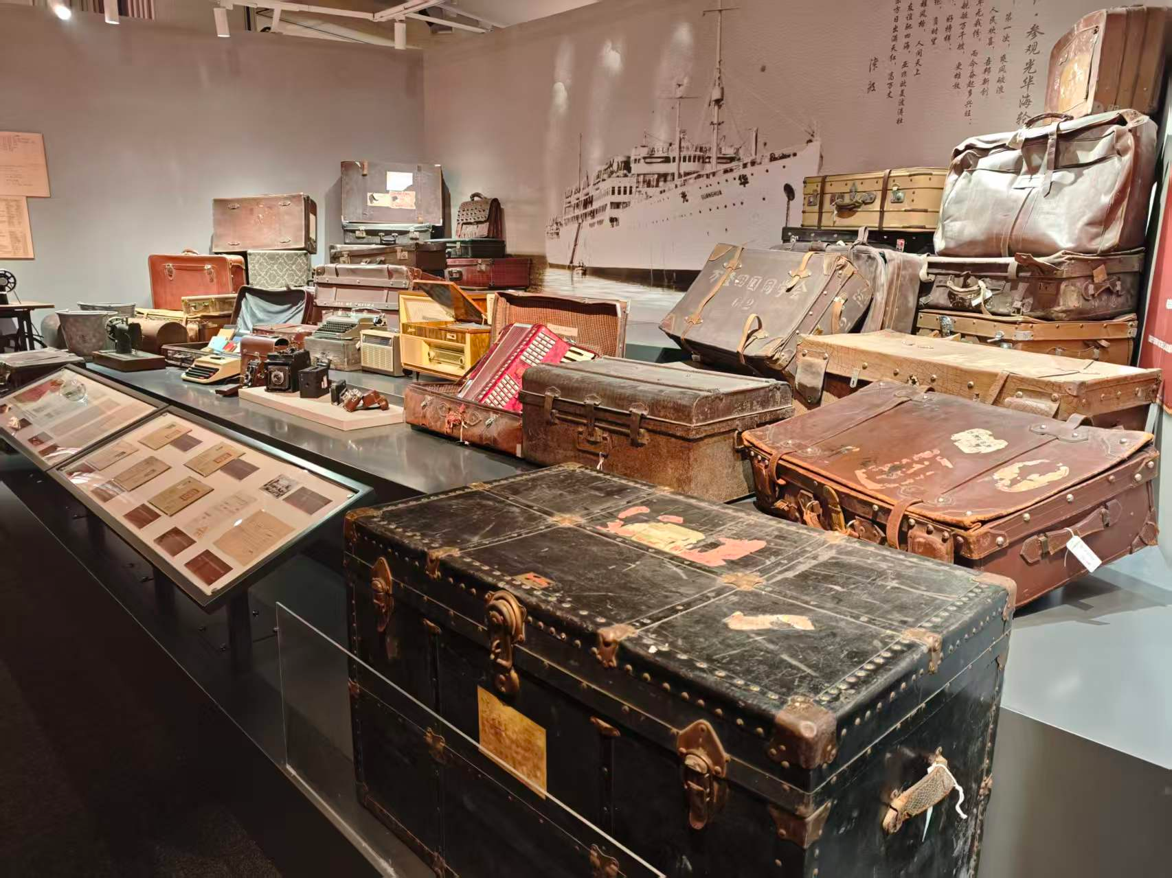 “家国同心向复兴——中国侨联成立70周年主题展”展出的文物。人民网记者 肖聪聪摄